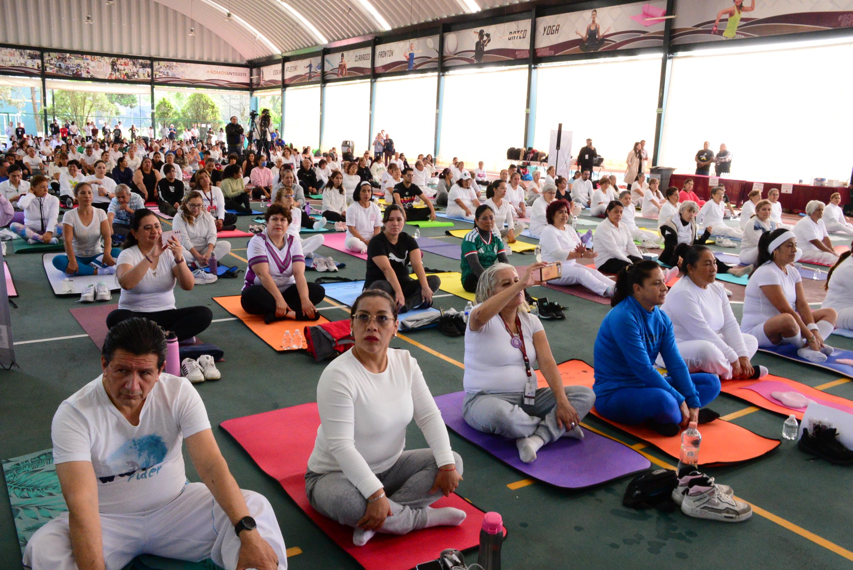 Clase Conmemorativa Por el “Día Internacional Del Yoga”, en el Centro Social, Cultural y Deportivo del SNTISSSTE